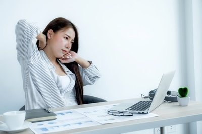 加班工資怎么計(jì)算？加班有時(shí)間限制嗎？加班費(fèi)基數(shù)包括哪些？員工不愿加班，能否扣獎(jiǎng)金？